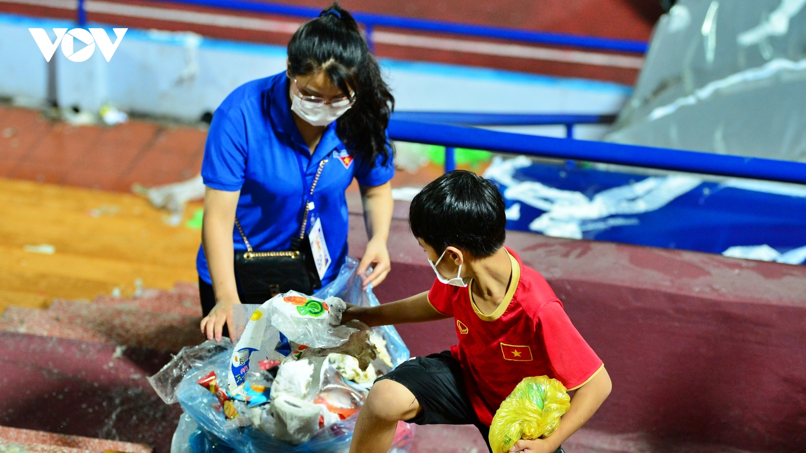 Khoảnh khắc SEA Games 31: Ấn tượng cậu bé tự nguyện nhặt rác sau trận đấu ở sân Việt Trì